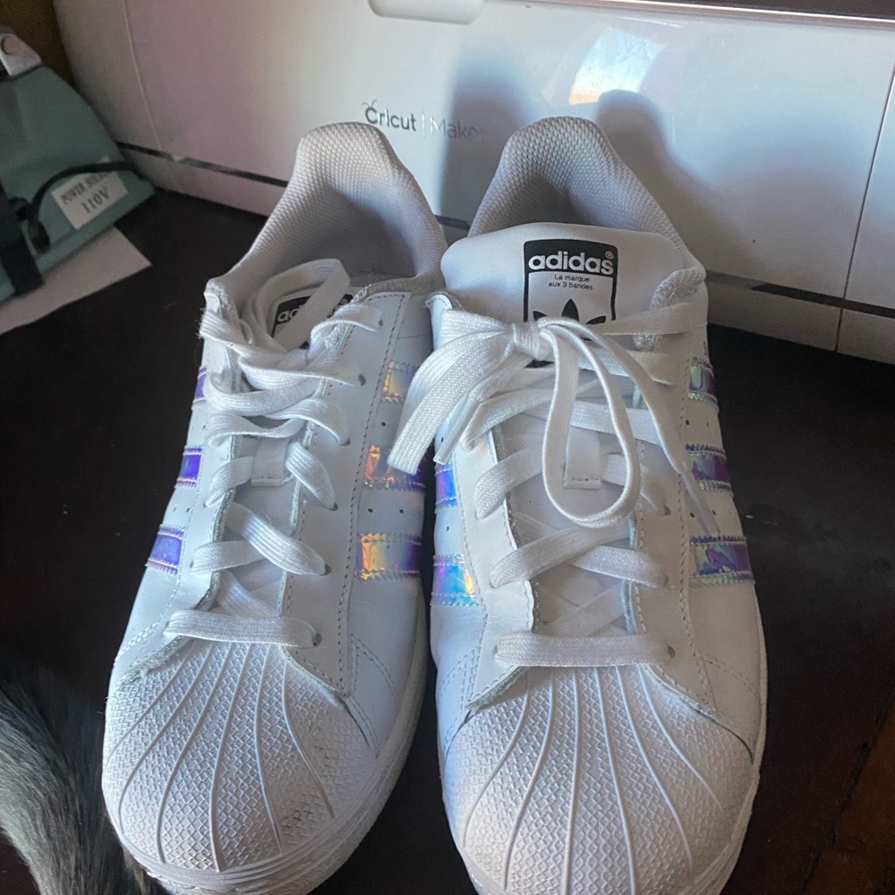 US Womens 7 ADIDAS Shelltops